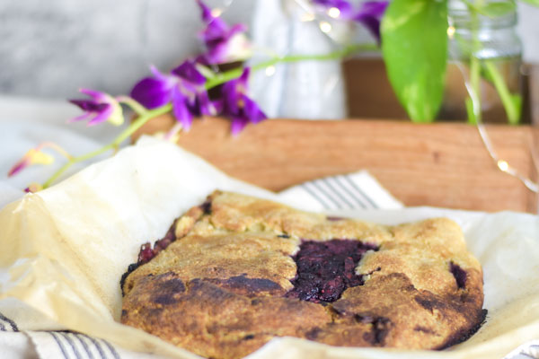 Björnbärsgalette med salvia och lakrits