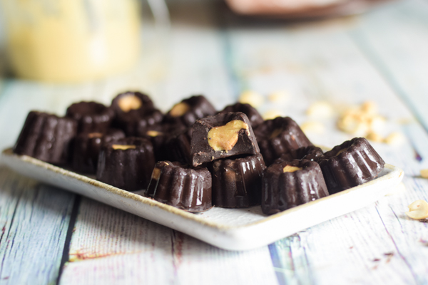 Chokladgrottor med nötsmörsfyllning