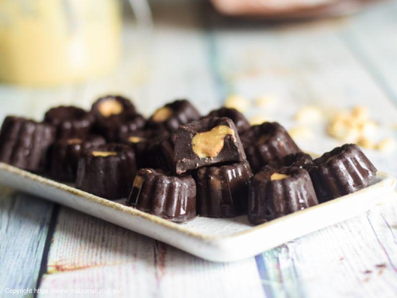 Chokladgrottor med nötsmörsfyllning